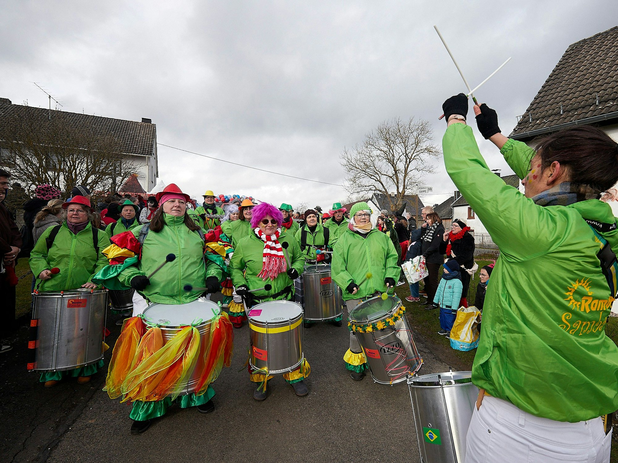 Trommelspieler von Ramba Samba Eifel spielen im Karnevalszug in Hecken.