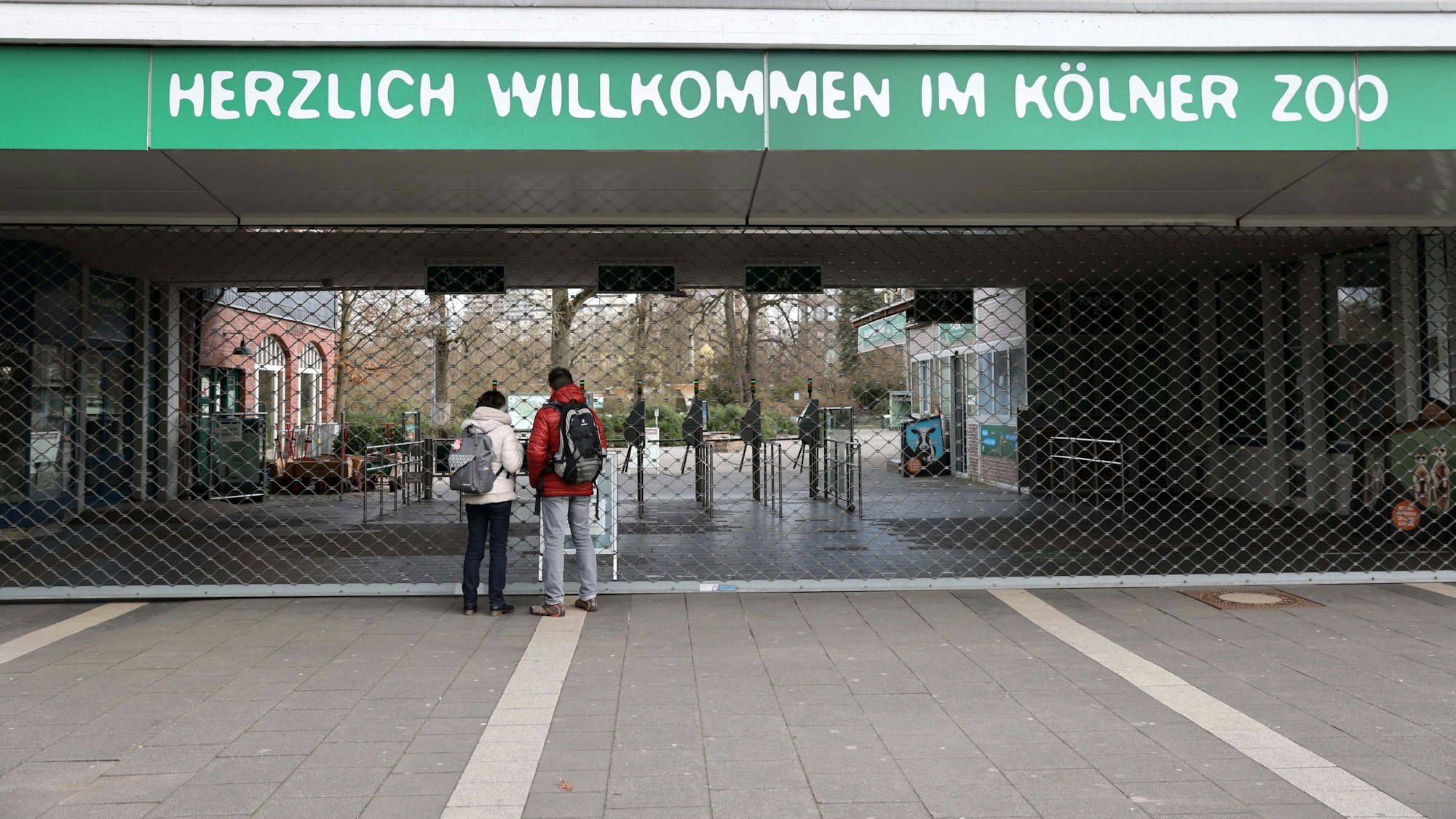 Der Haupteingang des Kölners Zoos am helllichten Tag geschlossen: Das ist ein sehr seltenes Bild.
