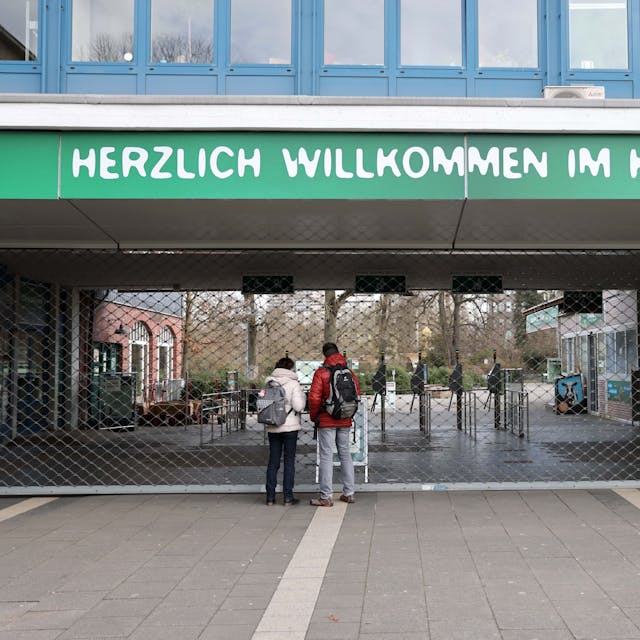 Der Haupteingang des Kölners Zoos am helllichten Tag geschlossen: Das ist ein sehr seltenes Bild.
