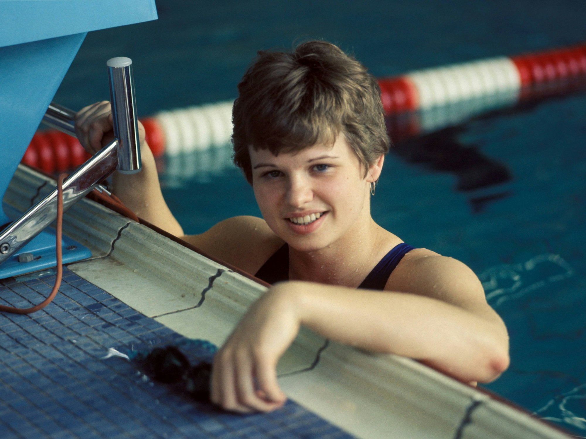 Ulrike Richter lächelt bei einem Fotoshooting im Schwimmbecken in die Kamera.