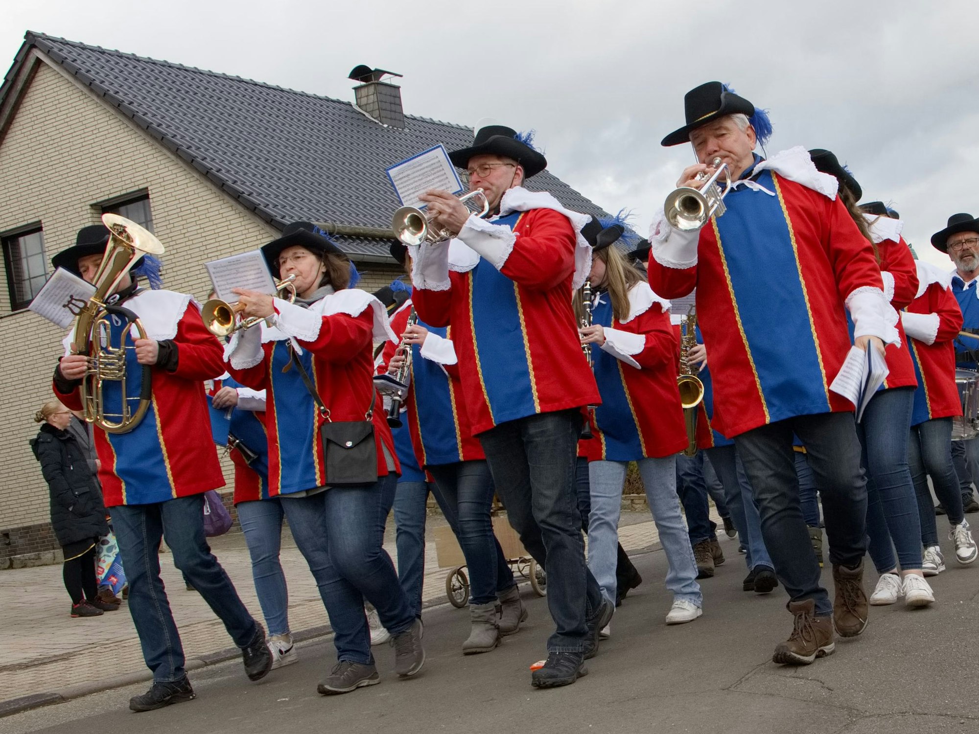 In Harzheim will auch der Musikverein Frohngau nicht fehlen und sorgt für die traditionellen Musikanteile im sonst eher poppigen Liedprogramm des Zuges. 
