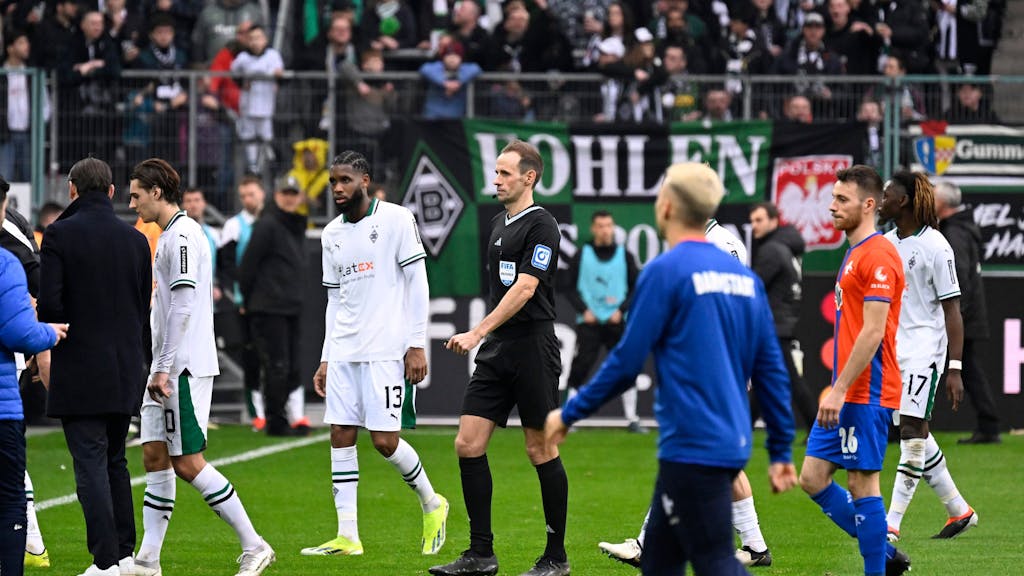 Borussia Mönchengladbach – Darmstadt: Schiedsrichter Sascha Stegemann unterbricht wegen Fanprotesten das Spiel.
