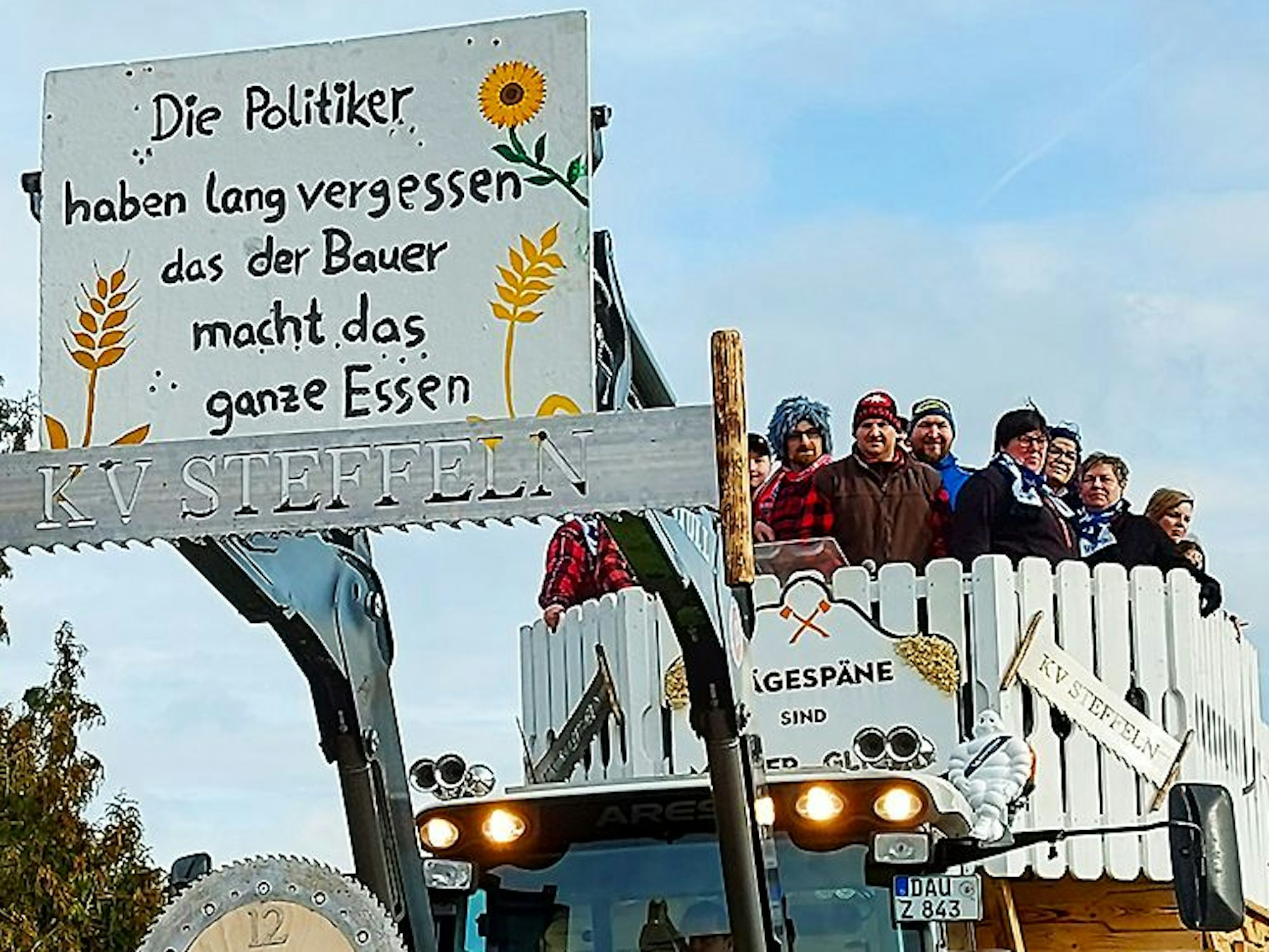 Zu viele Rodungen im Gemeindewald und die Bauernproteste waren Themen der befreundeten Karnevalisten vom benachbarten KV Stefffeln.