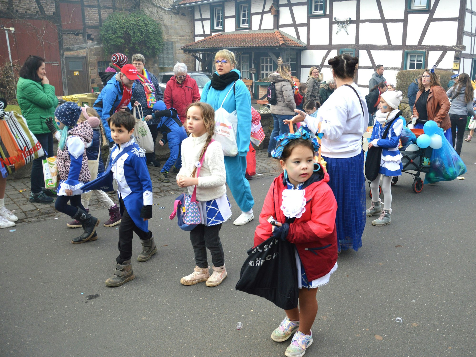 Die Minifunken und -fünkchen der Schevener KG verteilten Süßigkeiten an die Kinder am Straßenrand.