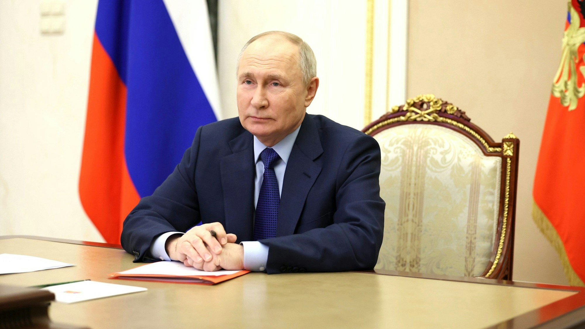 Wladimir Putin leitet am 9. Februar eine Videokonferenz mit den ständigen Mitgliedern des Sicherheitsrates vom Kreml aus.