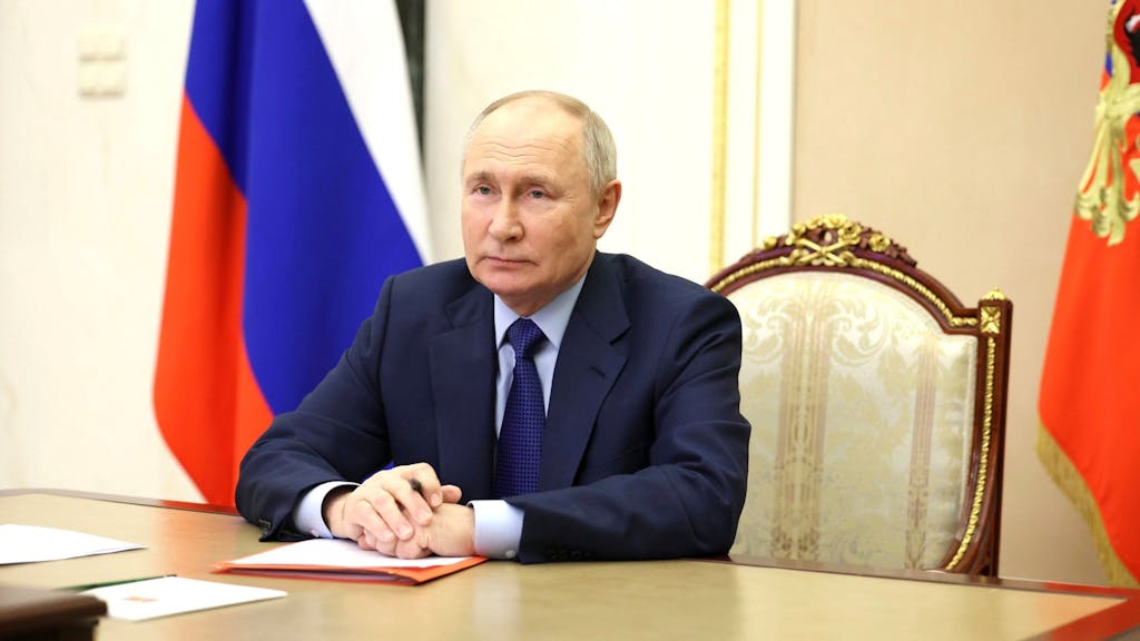 Wladimir Putin leitet am 9. Februar eine Videokonferenz mit den ständigen Mitgliedern des Sicherheitsrates vom Kreml aus.