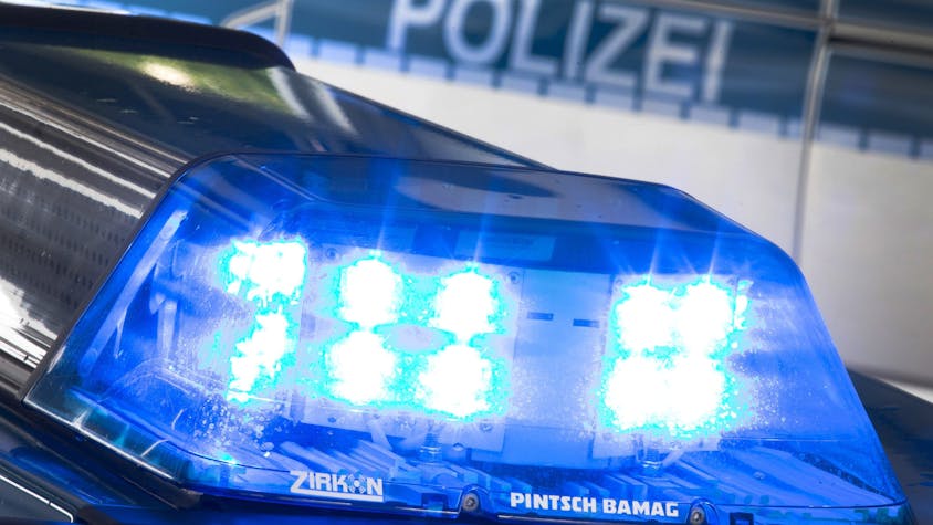 Ein Blaulicht leuchtet während eines Einsatzes auf dem Dach eines Polizeiwagens.&nbsp;