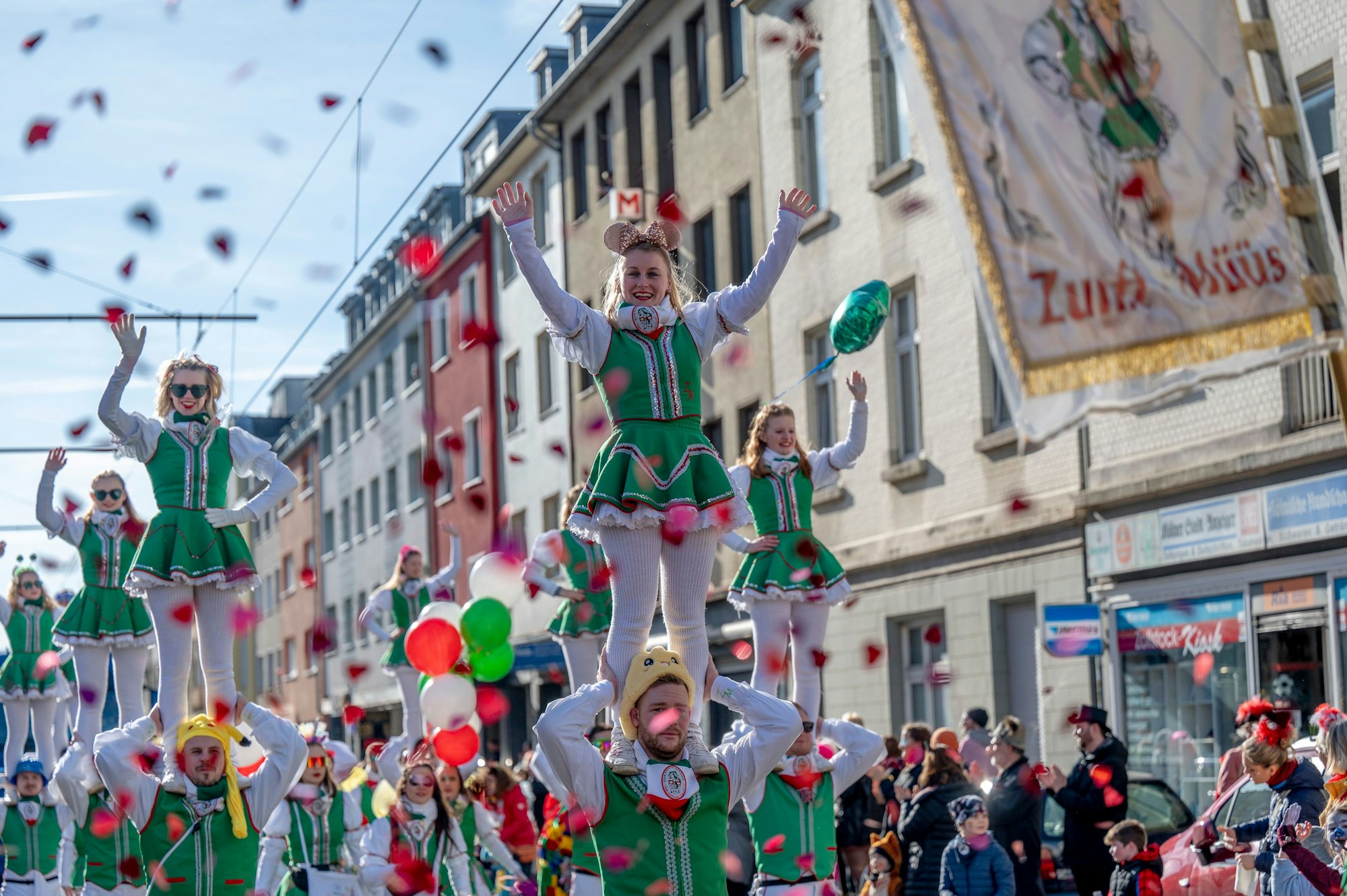 13.02.2024, Köln: Am Veilchendienstag wird im Veedelszoch in Zollstock Karneval gefeiert. Foto: Uwe Weiser