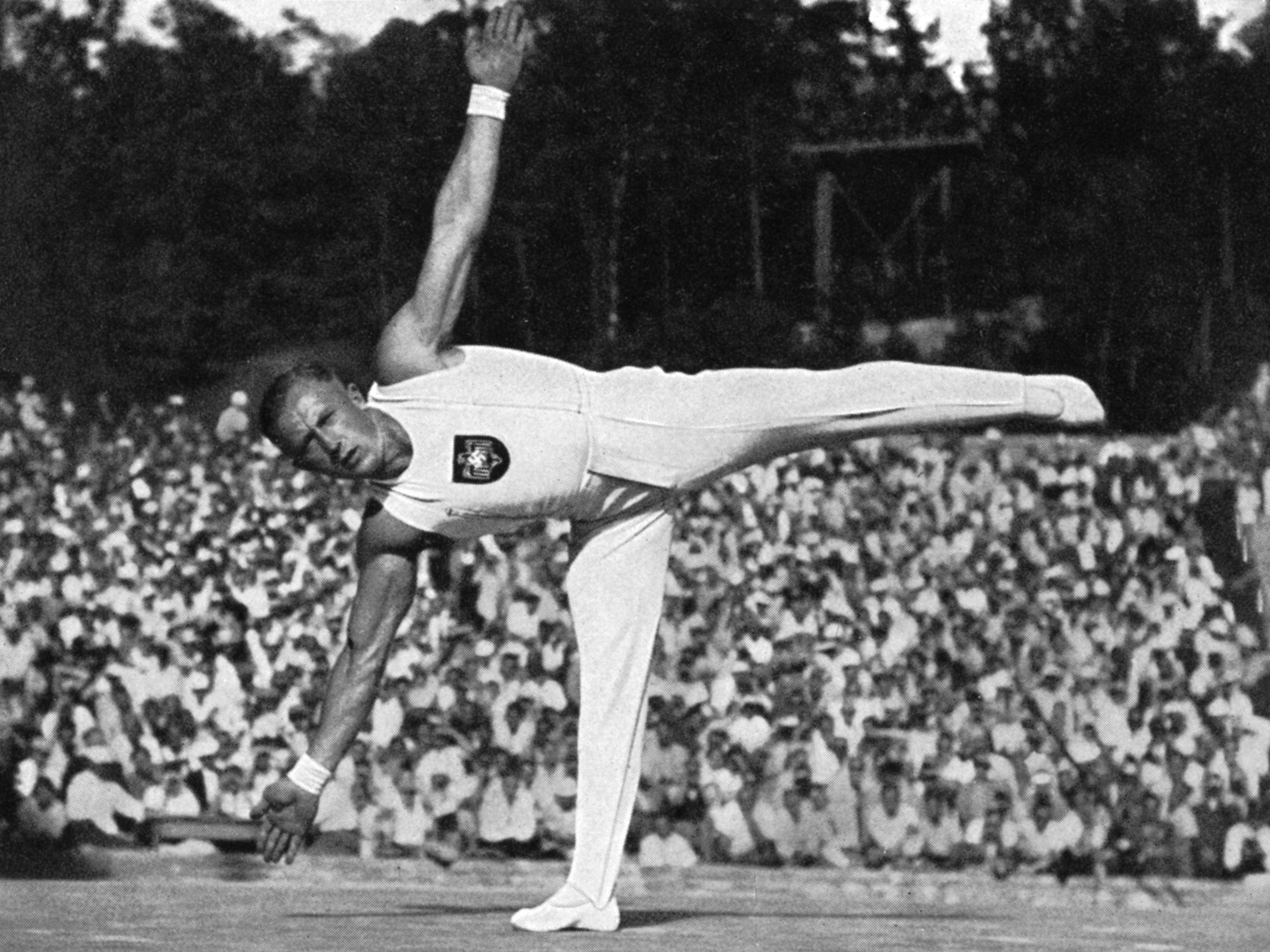Alfred Schwarzmann beim Bodenturnen während der Olympische Spiele 1936