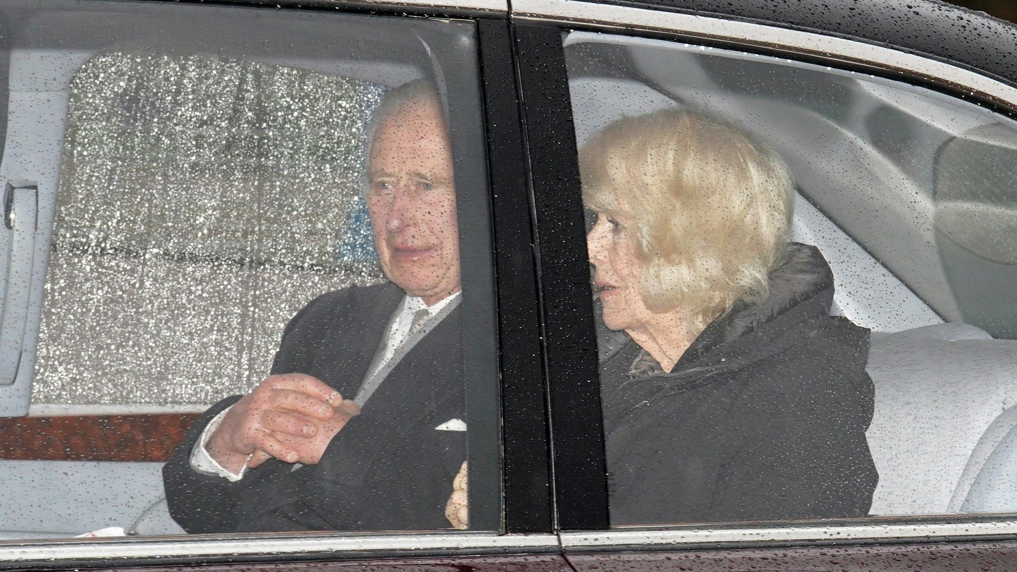 König Charles III. und Königin Camilla im Auto.