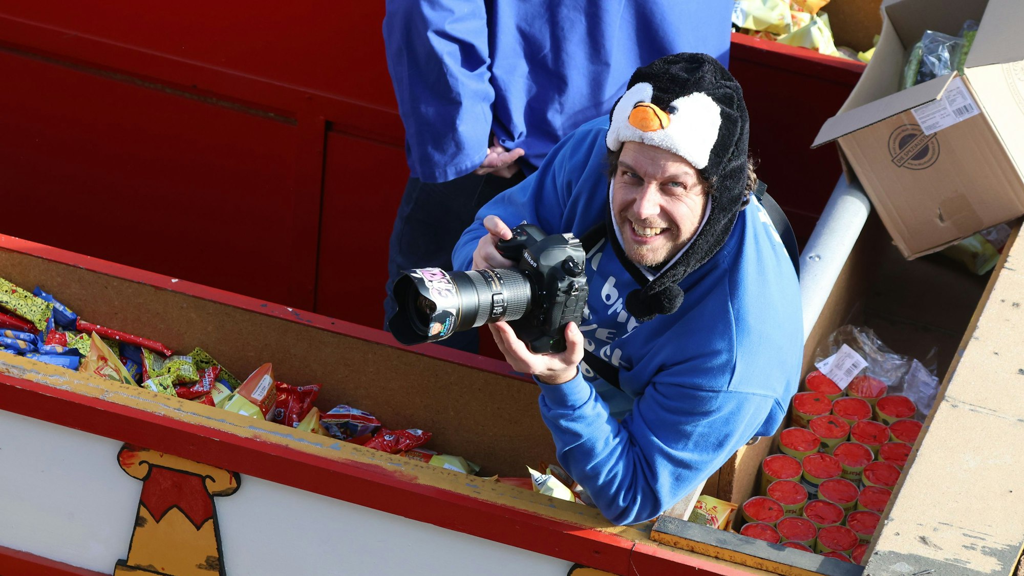 Redakteur Tom Steinicke ist mit der Kamera auf einem Wagen im Euskirchener Rosenmontagszug.
