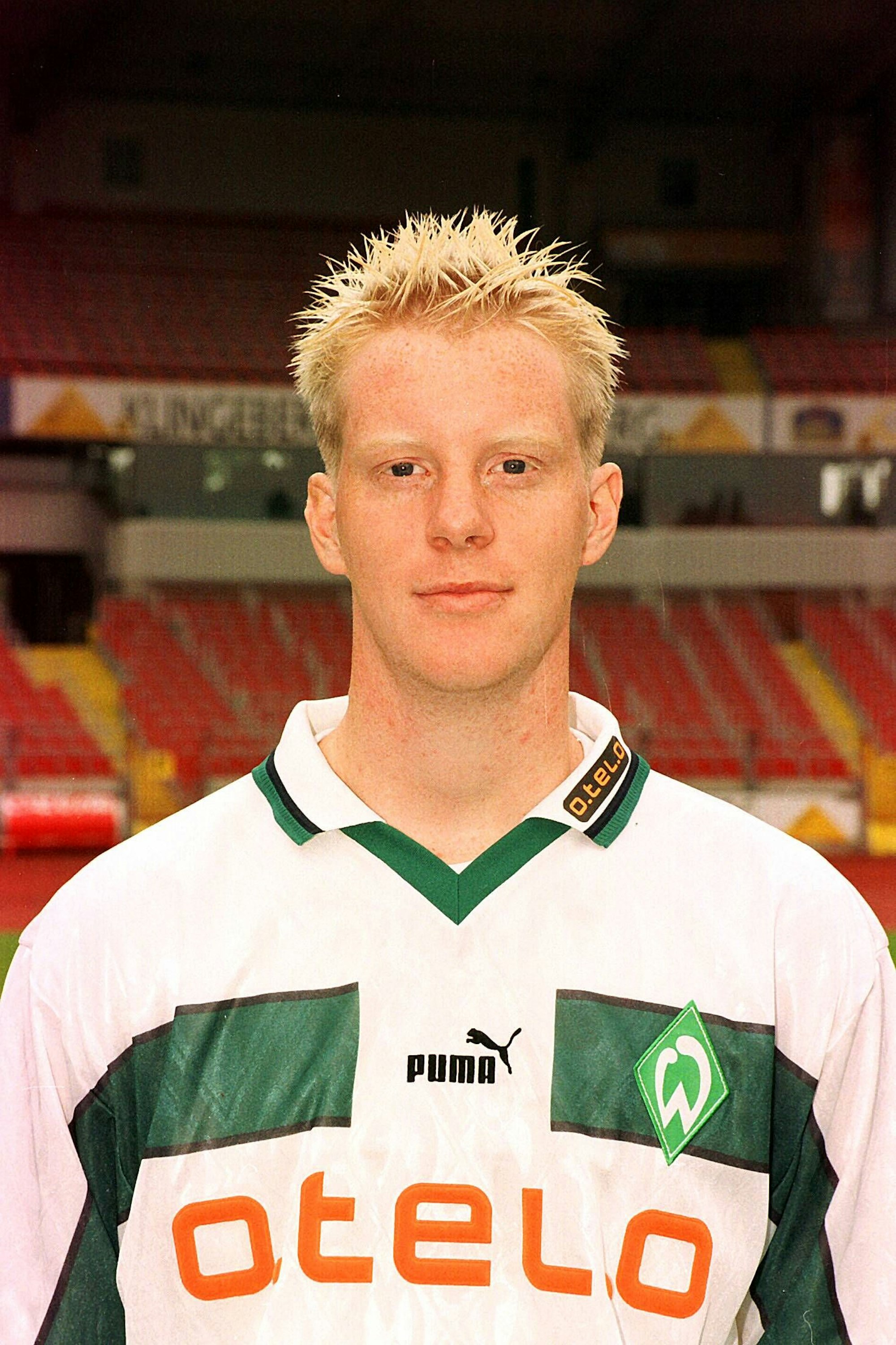 Timo Schultz posiert im Sommer 1998 beim Fototermin des Bundesligisten Werder Bremen im Weserstadion.