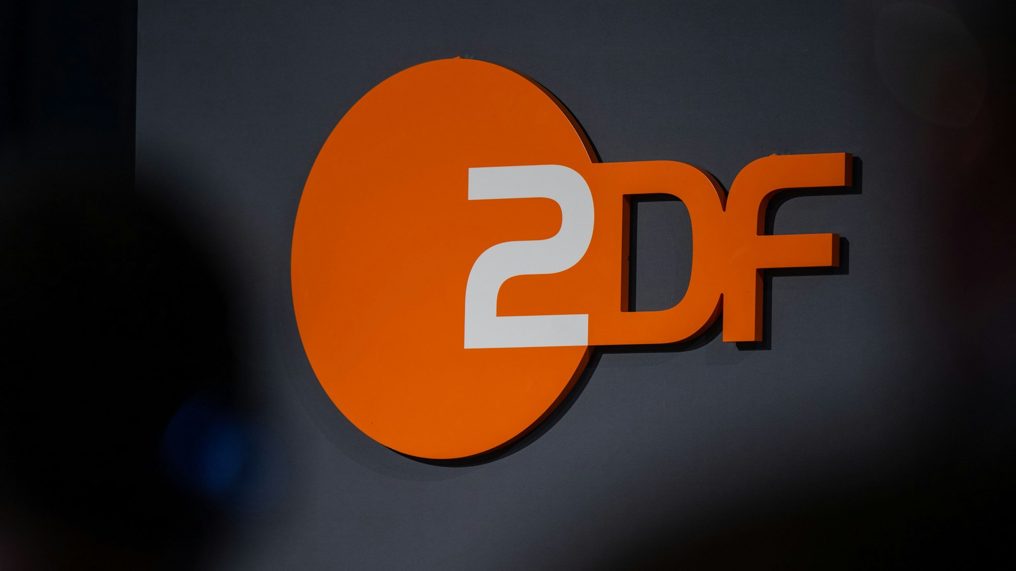 Das Logo der öffentlich-rechtlichen Rundfunkanstalt Zweites Deutsches Fernsehen (ZDF), aufgenommen bei der Digital-Konferenz „Republica“.