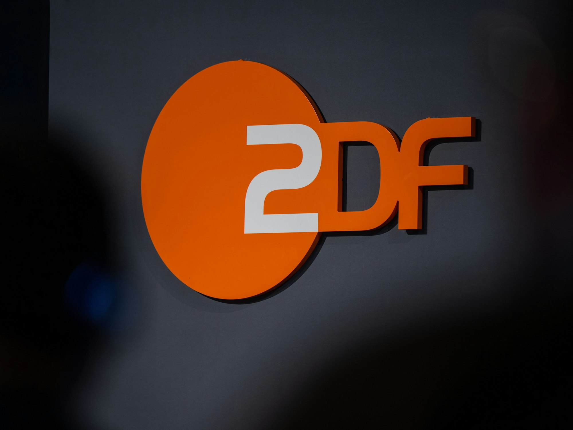 Das Logo des ZDF vor einem schwarzen Hintergrund.
