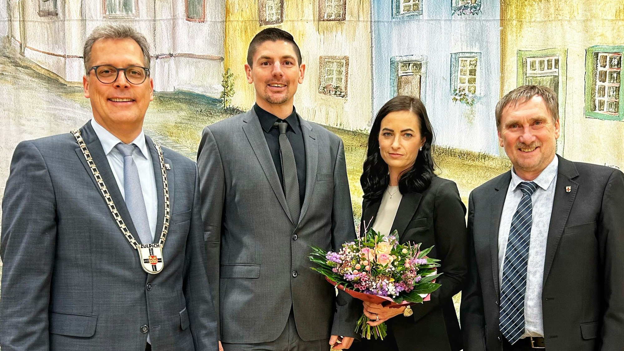 Bürgermeister Ulf Hürtgen (l.) und der scheidende Beigeordnete Ottmar Voigt (r.) gratulierten Michael Höhn – hier mit Gattin Nadine – zur Wahl zum Allgemeinen Vertreter des Bürgermeisters der Stadt Zülpich.