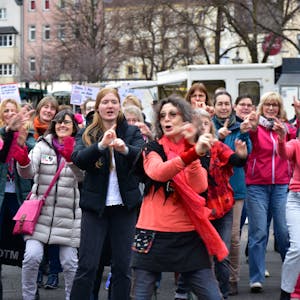 Eine Gruppe von Frauen tanzt auf dem Siegburger Marktplatz.