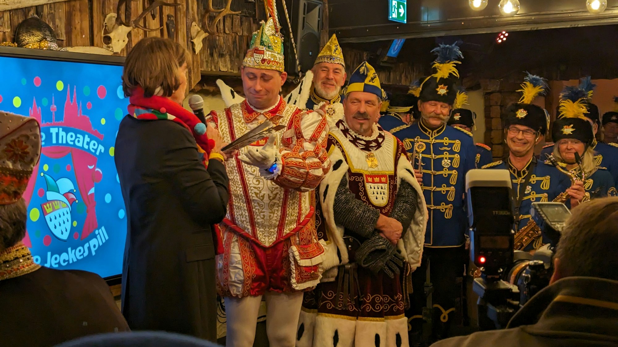 Prinz Sascha übergibt seine Pritsche an Oberbürgermeisterin Henriette Reker.