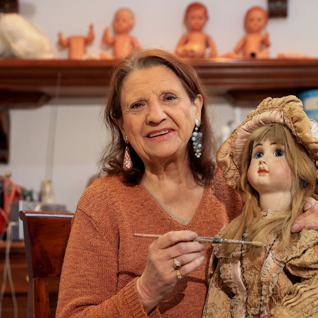Joyce Merlet in ihrer Puppenklinik mit einer historischen Puppe