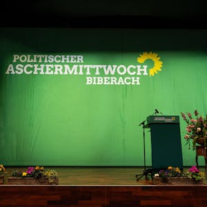 Die leere Bühne ist beim politischen Aschermittwoch der baden-württembergischen Grünen in der Stadthalle in Biberach an der Riß zu sehen.