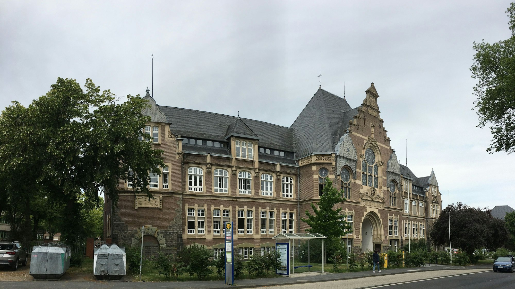 Die Paul-Gerhardt-Schule, Evangelische Grundschule der Stadt Euskirchen, ist im ehemaligen Gymnasium an der Billiger Straße untergebracht.