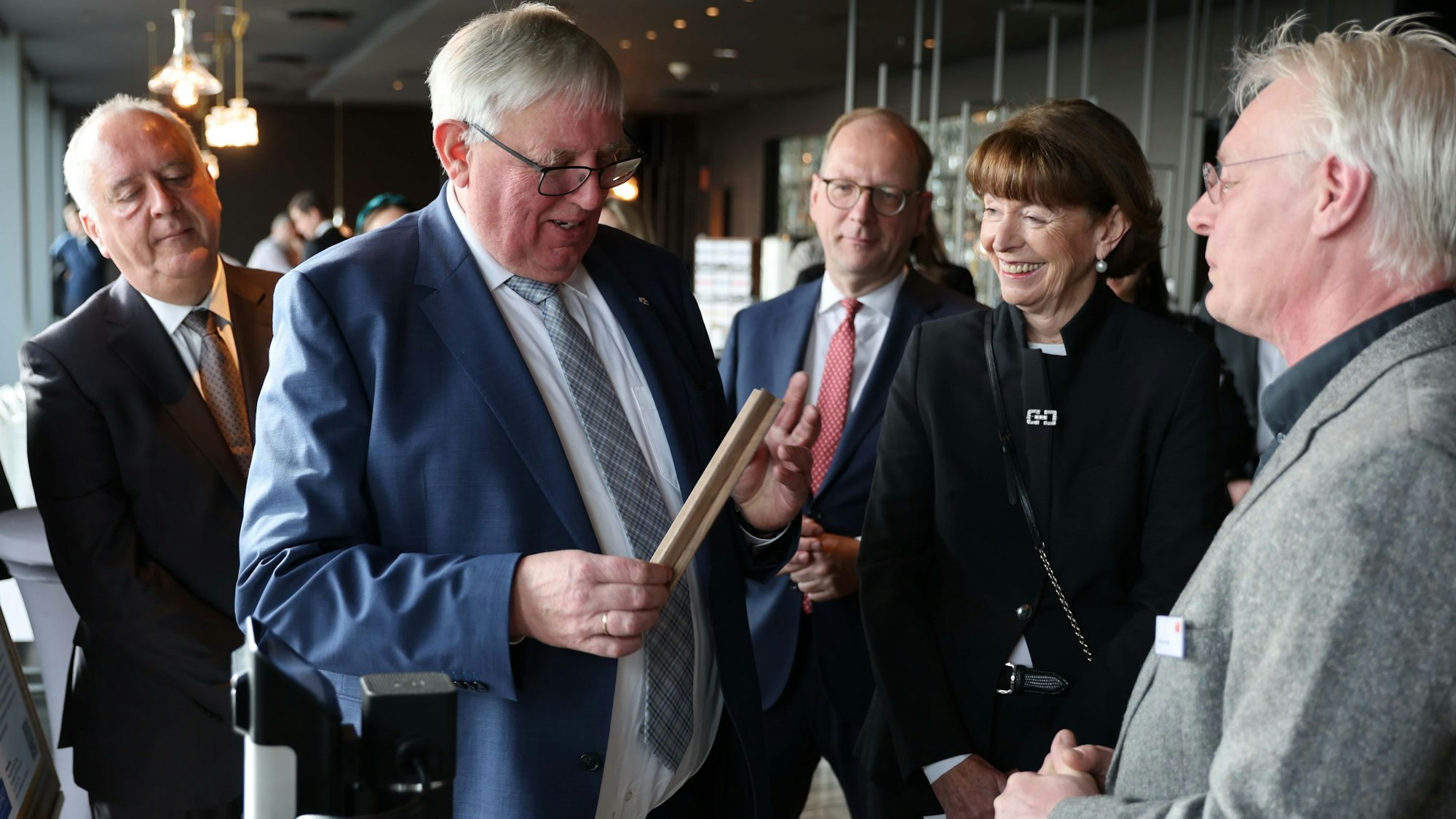 Einblicke in die Anstrengungen der regionalen Wirtschaft holten sich NRW-Minister Karl-Josef Laumann (2.v.l.) und Henriette Reker beim Katerfrühstück der Arbeitgeber Köln.