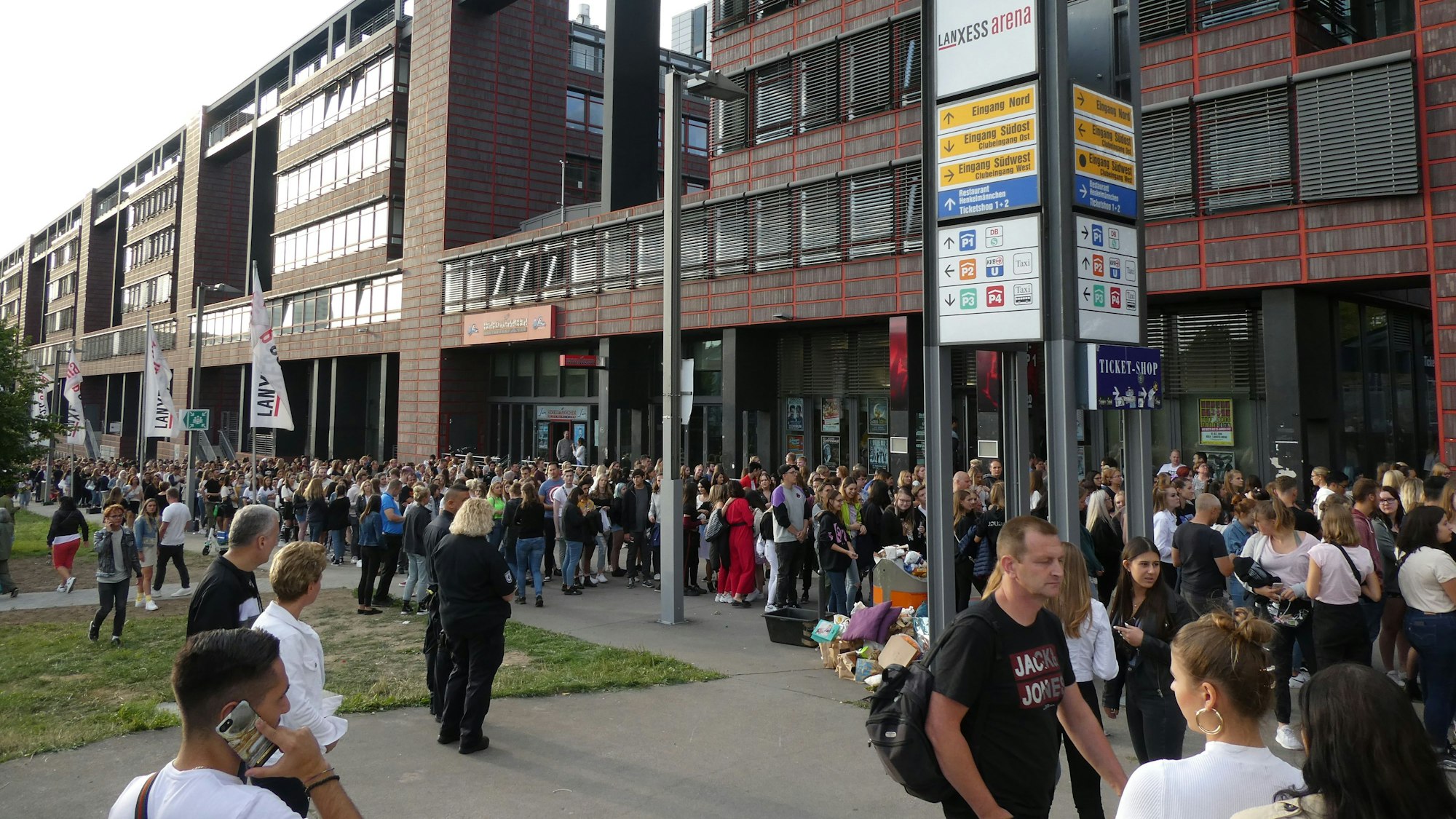Lange Schlangen vor der Kölner Lanxess-Arena bei einem Auftritt von Ariana Grande.