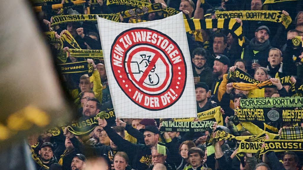Dortmunds Fans zeigen ein Transparent mit der Aufschrift „Nein zu Investoren in der DFL!“