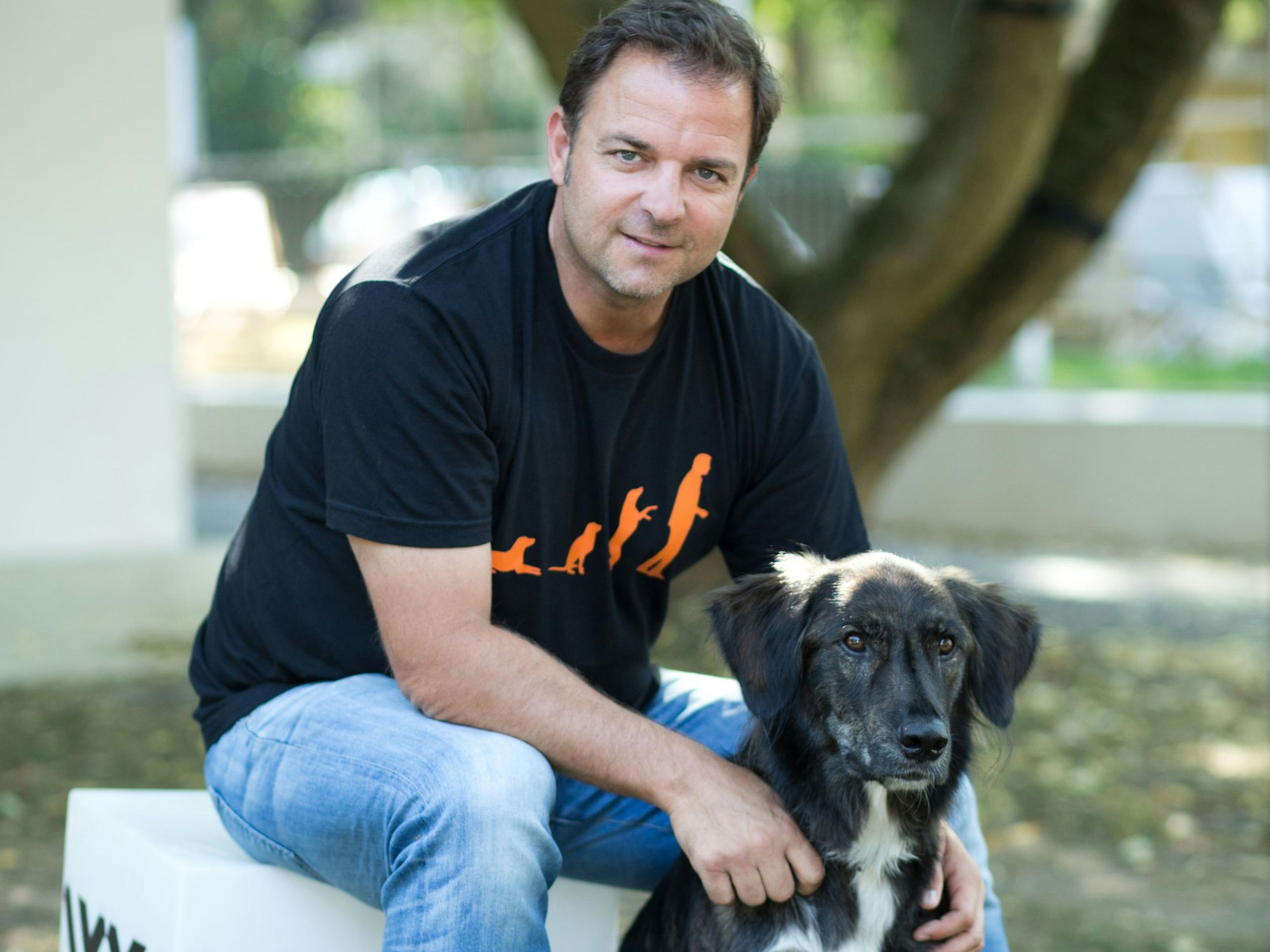 Martin Rütter posiert mit Mischlingshund Rudi.