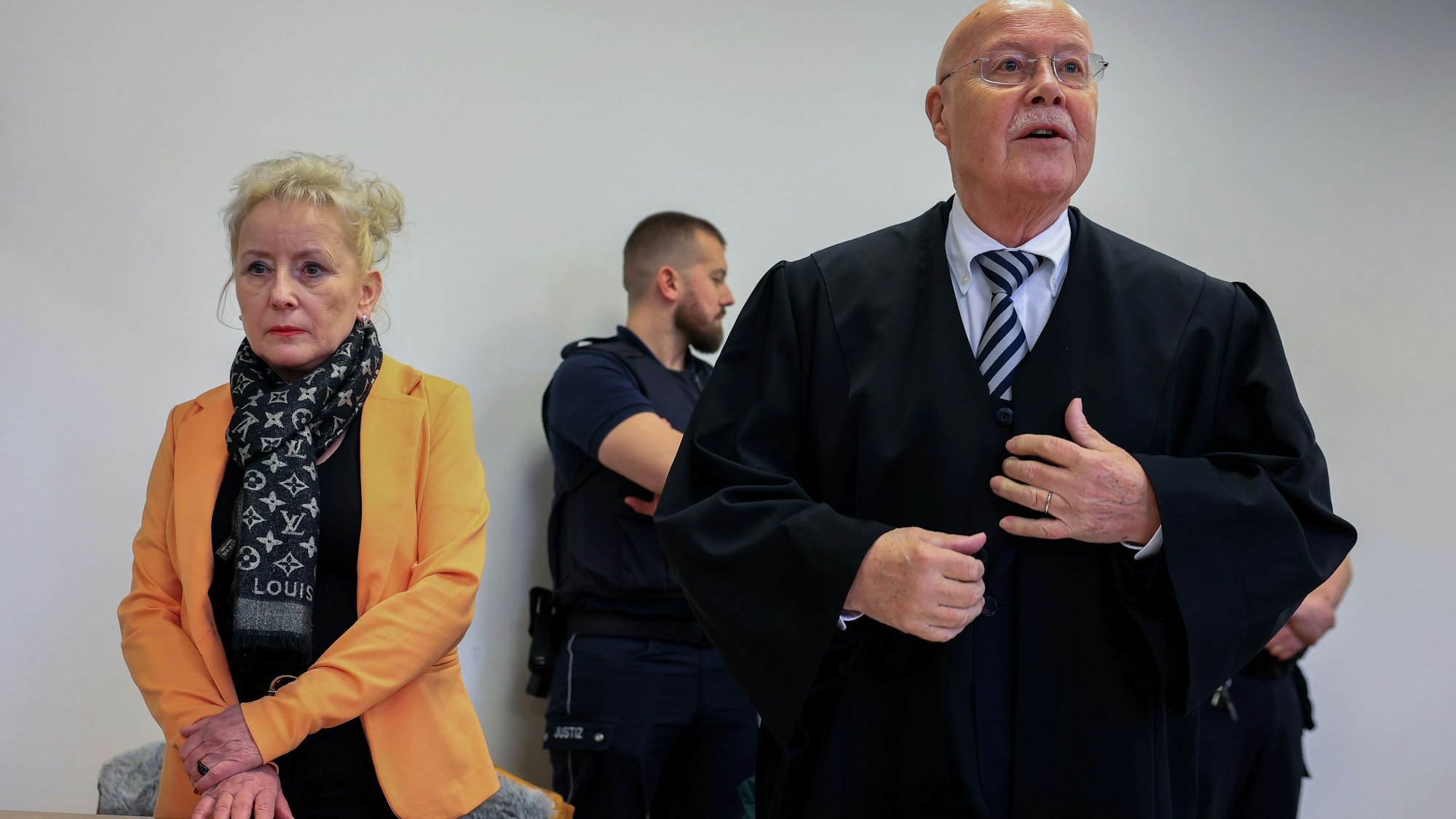 Das Arbeitsgericht Köln verhandelt über die Kündigung von Simone Baum. Neben ihr: Anwalt Rainer Thesen.