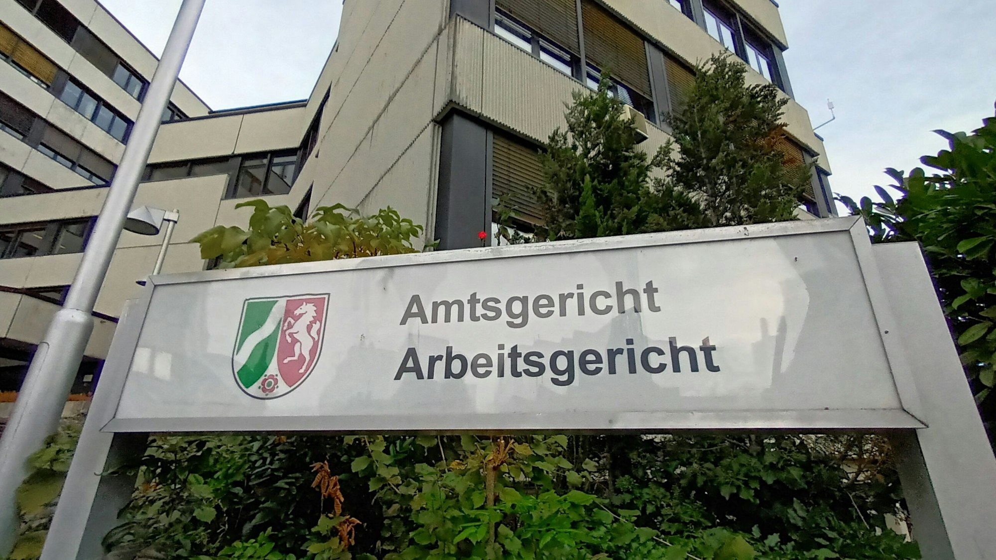 Ein Schild an der Bahnhofstraße in Siegburg weist auf das Amts- und Arbeitsgericht der Kreisstadt hin.