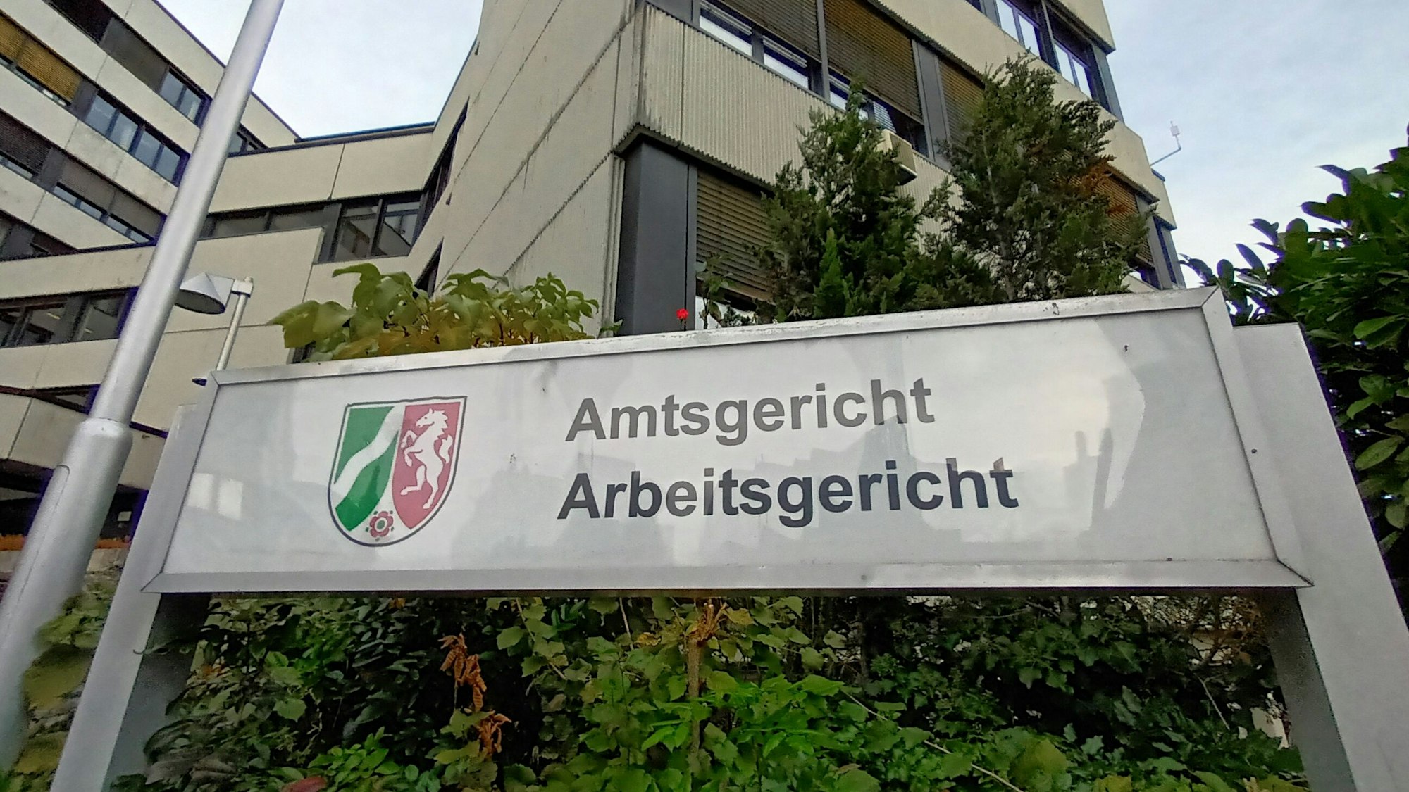 Ein Schild vor dem Gerichtsgebäude an der Bahnhofstraße weist auf das Siegburger Amts- und Arbeitsgericht hin.