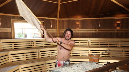 Saunameister Marlon Reker vom Neptunbad heizt die Sauna ordentlich ein.


