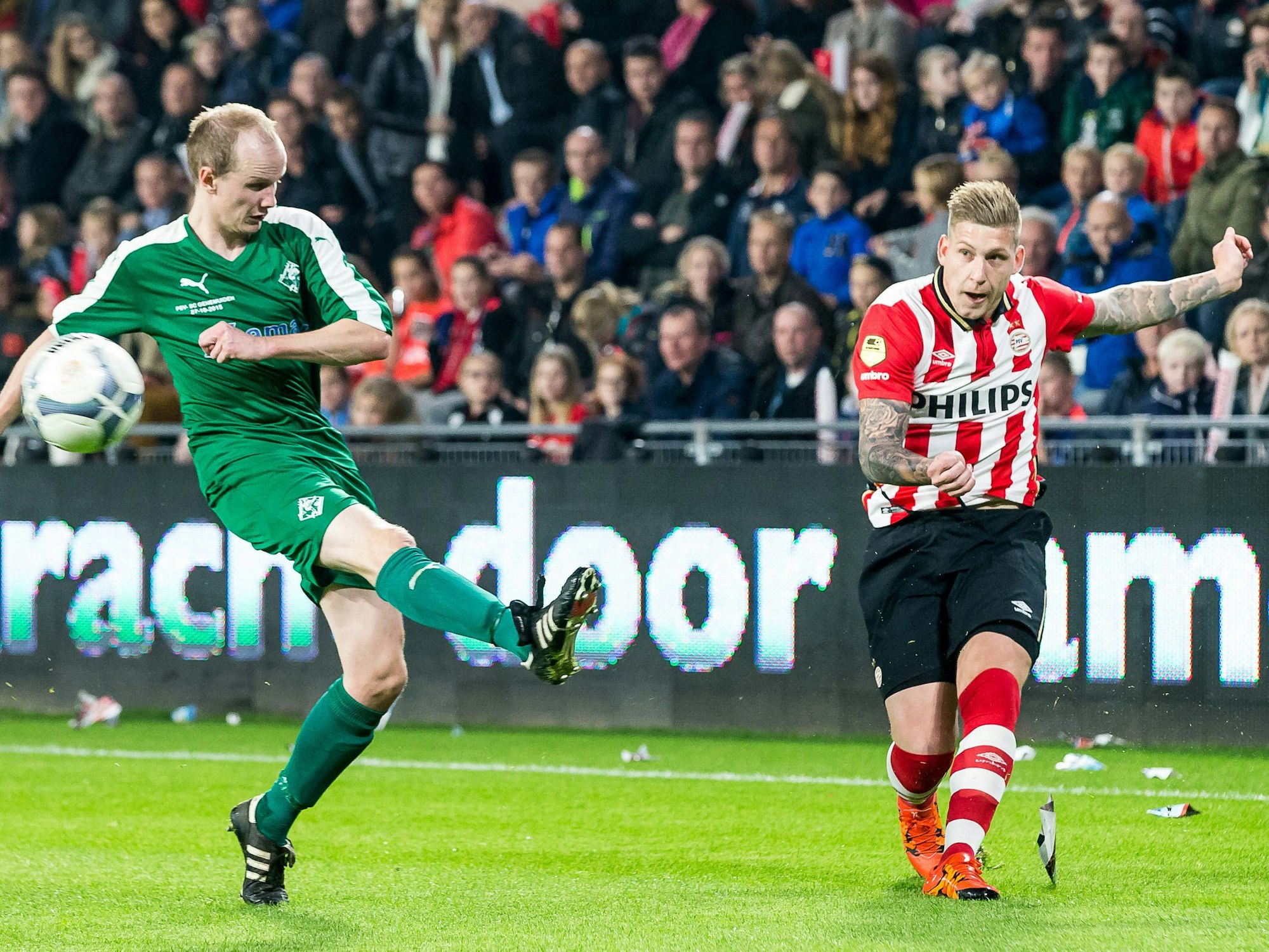 Jordy de Wijs (r.) flankt den Ball im Pokalspiel gegen Genemuiden.