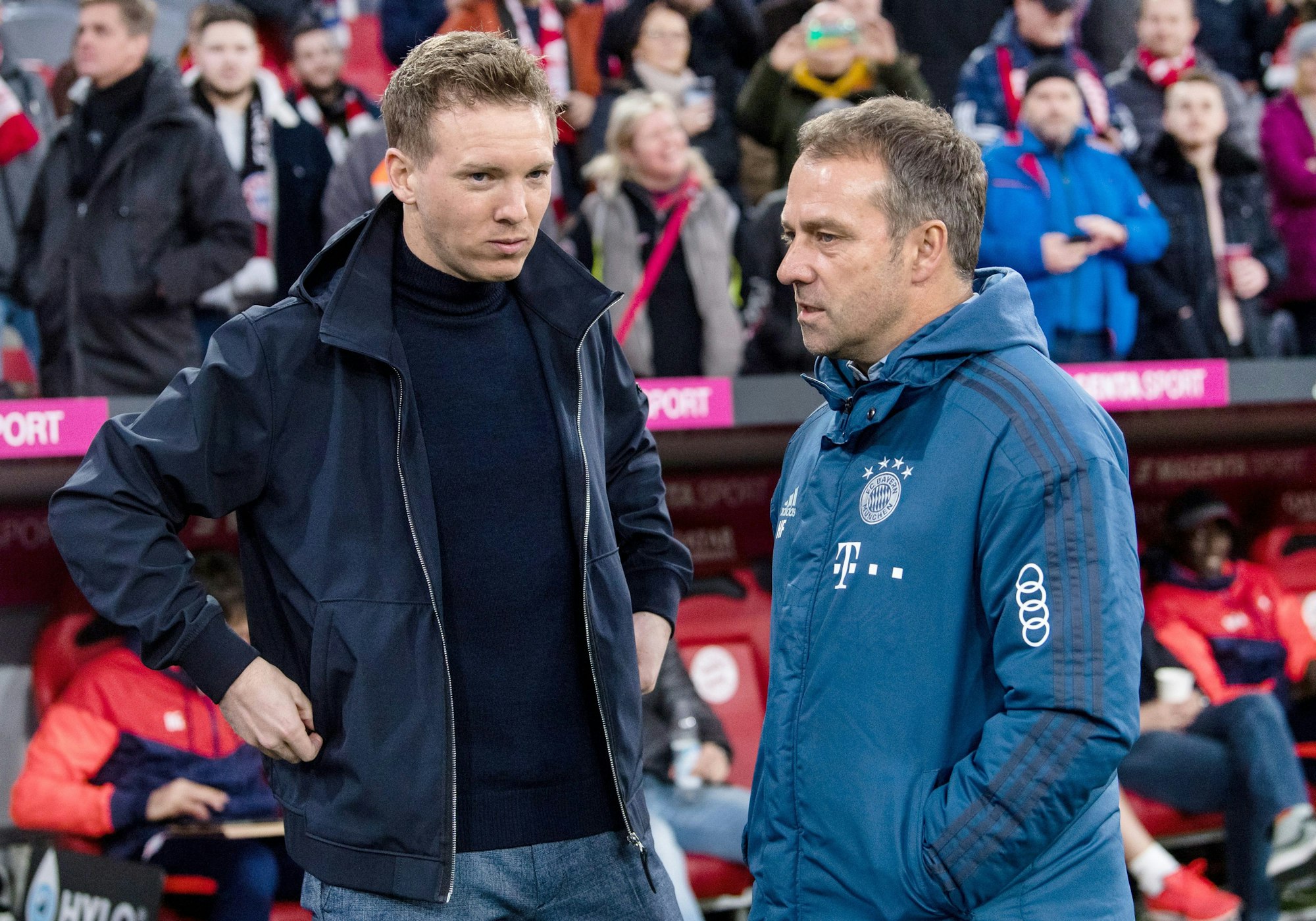 Münchens damaliger Trainer Hansi Flick (r) und Leipzigs damaliger Trainer Julian Nagelsmann begrüßen sich vor Spielbeginn.