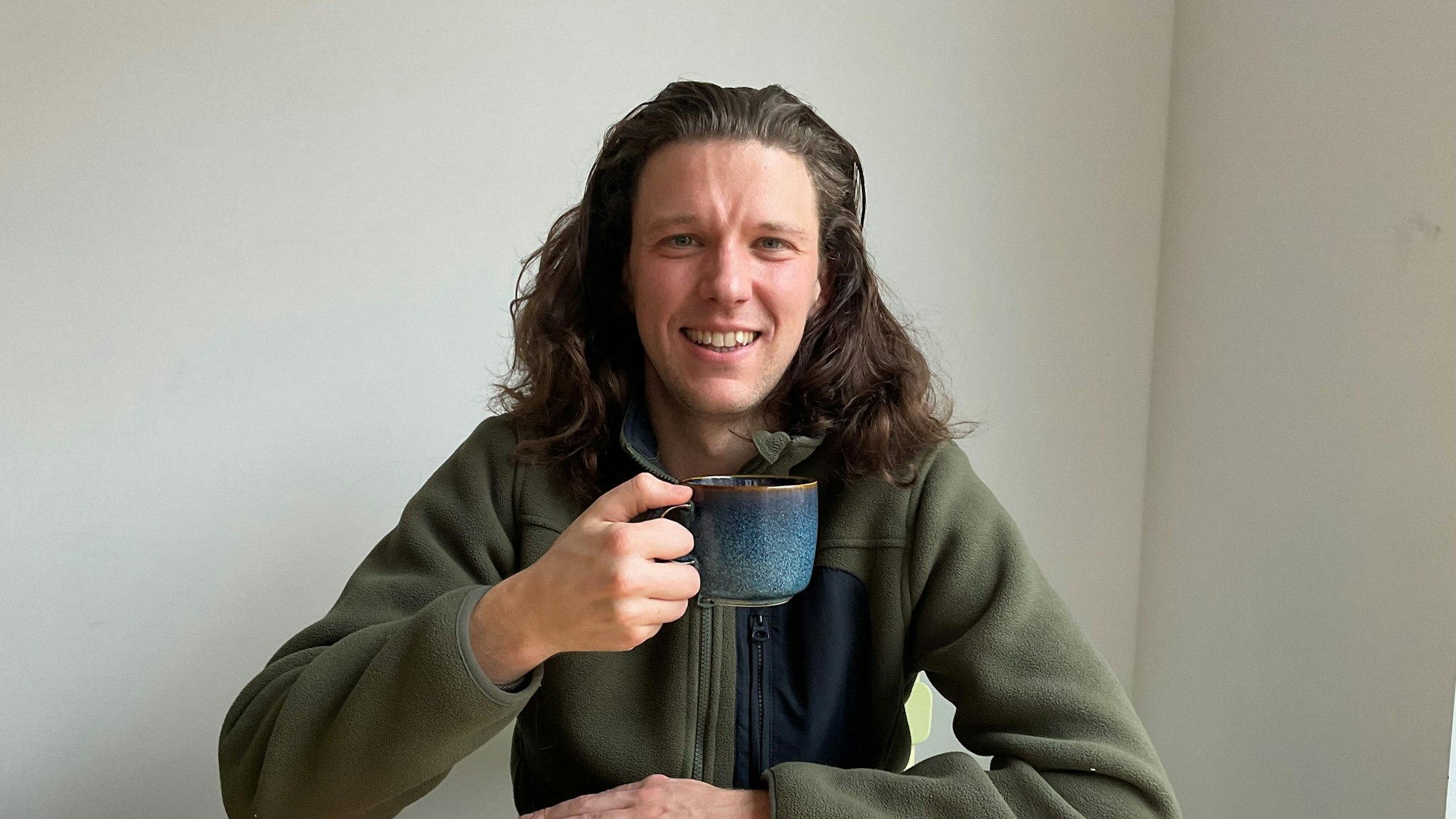 Maximilian Wieler mit einer Tasse Kaffee