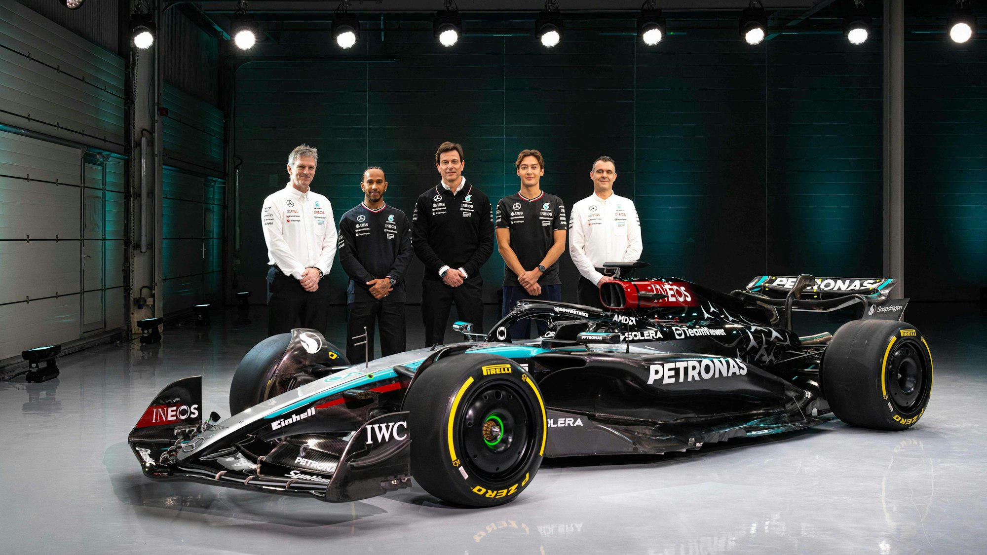 Der Technische Direktor James Allison, Lewis Hamilton, Teamchef Toto Wolff, George Russel und Motoren-Chef Hywel Thomas mit dem neuen Formel-1-Wagen von Mercedes.