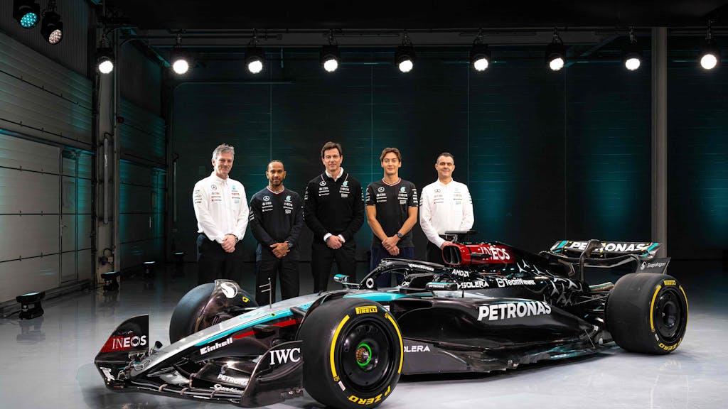 Der Technische Direktor James Allison, Lewis Hamilton, Teamchef Toto Wolff, George Russel und Motoren-Chef Hywel Thomas mit dem neuen Formel-1-Wagen von Mercedes.