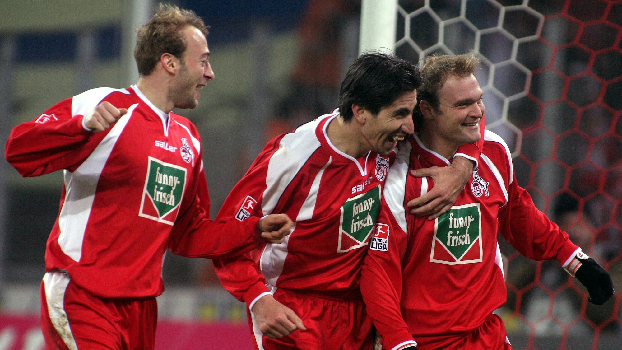 Alexander Voigt, Kostas Konstantinidis und Carsten Cullmann (v.r.n.l.) bejubeln ein Tor für den 1. FC Köln in der 2. Bundesliga.