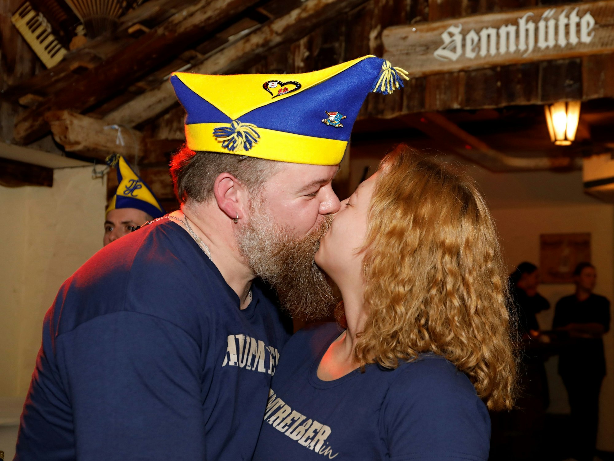 Rumtreiber-Sänger Timo Hamacher küsst seine Freundin Jana.