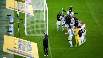 Borussia-Spieler feiern vor der Nordkurve.