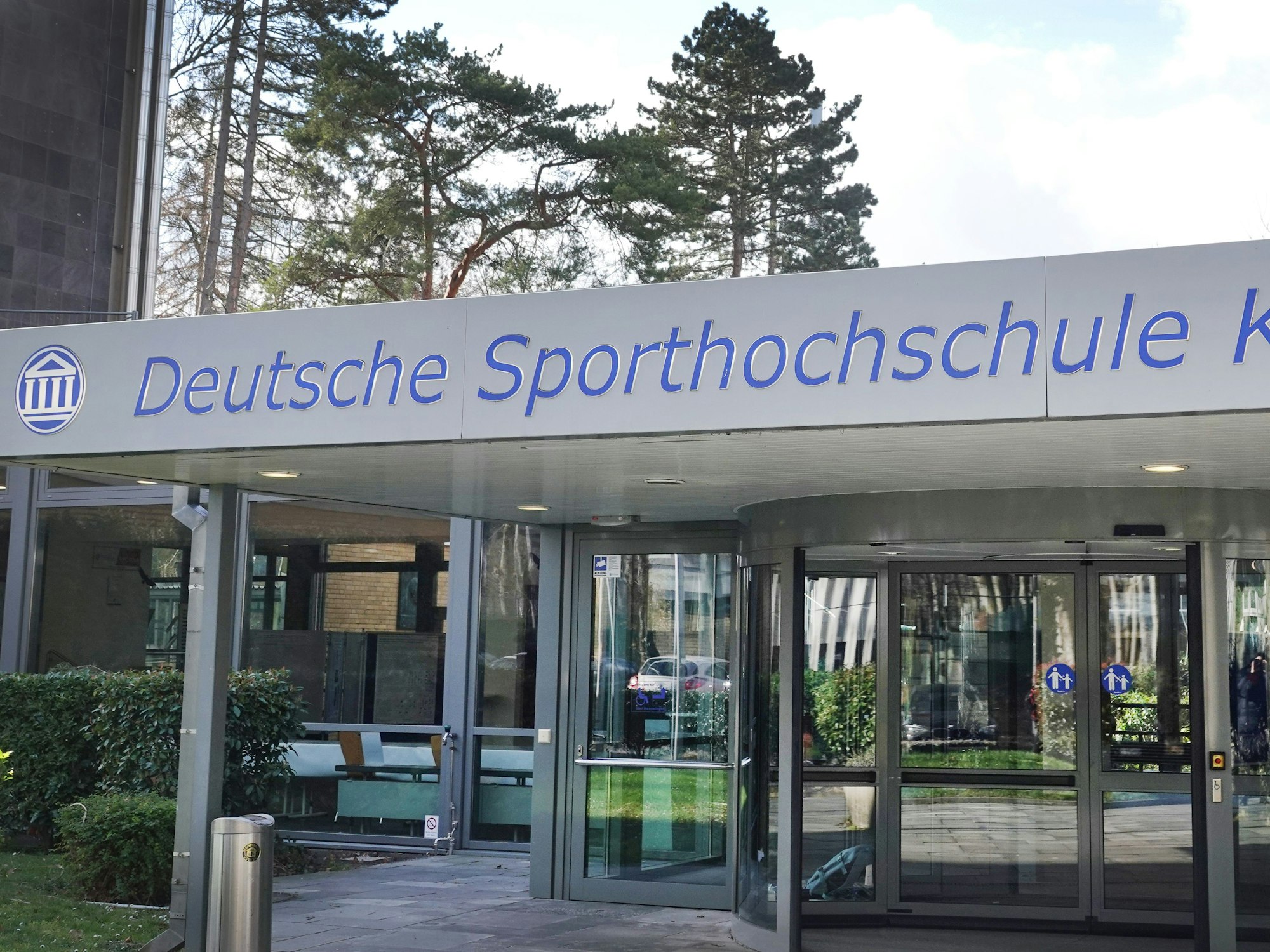 Der Haupteingang der Deutschen Sporthochschule Köln.