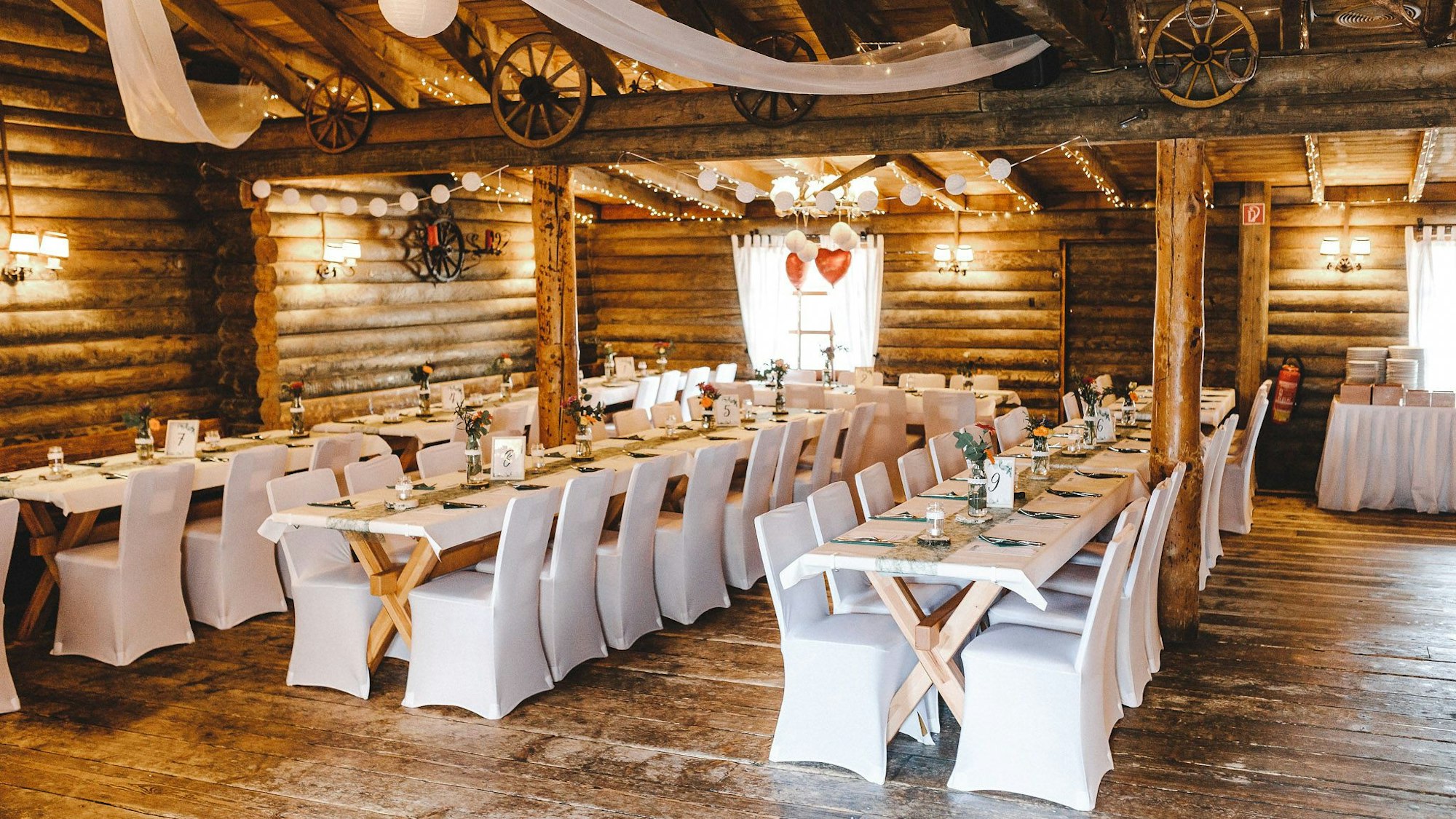Die Hütte Almweiß (ehemals Hüttenzauber) kann mithilfe des Teams in eine Hochzeitslocation nach Wunsch verwandelt werden.