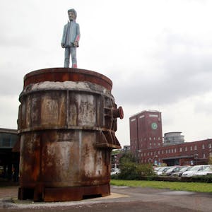 Nordrhein-Westfalen, Oberhausen: Die "Gießpfanne mit Skulptur" (Ateliers Stark / 2006) steht auf dem Vorplatz des Hauptbahnhofes in Oberhausen.&nbsp;