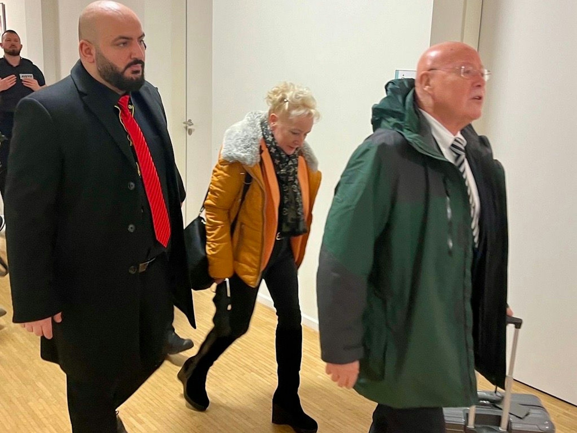 Simone Baum erschien am Mittwoch (14. Februar 2024) mit ihrem Anwalt (r.) und Bodyguards am Kölner Arbeitsgericht.