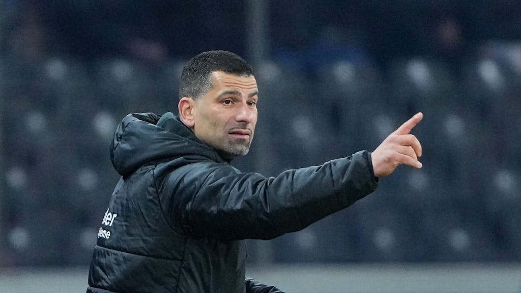 Cheftrainer Dimitrios Grammozis vom 1. FC Kaiserslautern reagiert an der Seitenlinie.&nbsp;