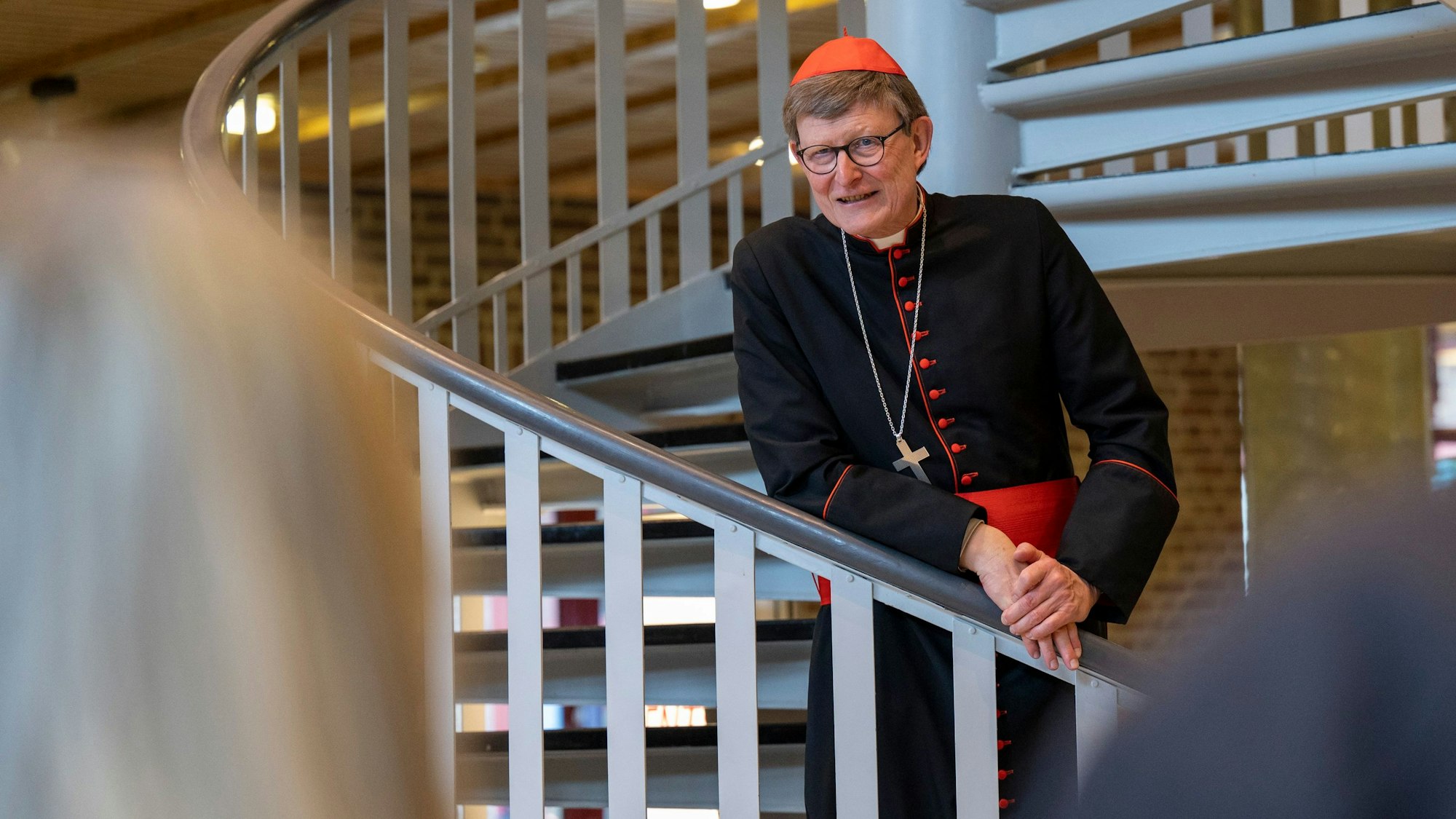 Kardinal Rainer Woelki steht bei der Begrüßung zum Aschermittwoch der Künstler auf einer Wendeltreppe im Kölner Maternushaus.