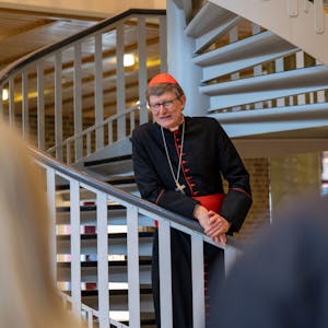Der Kölner Kardinal Rainer Woelki steht beim traditionellen Empfang zum Aschermittwoch der Künstler auf einer Wendeltreppe im Maternushaus.