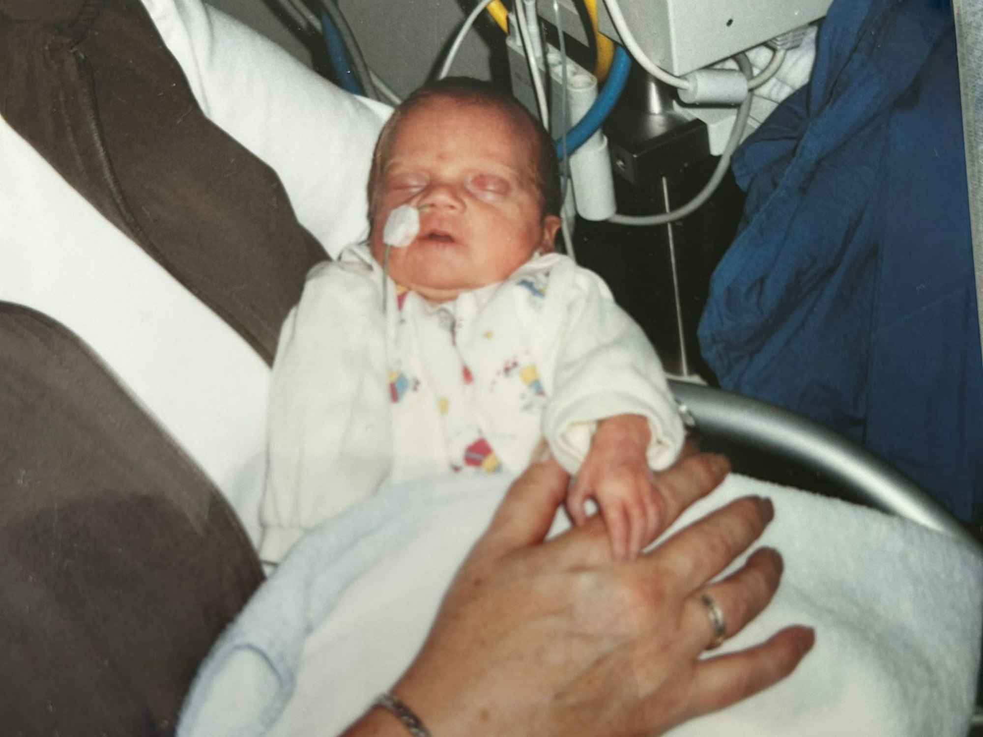 Kurz nach der Geburt: Frühchen Laura auf dem Arm der Oma.