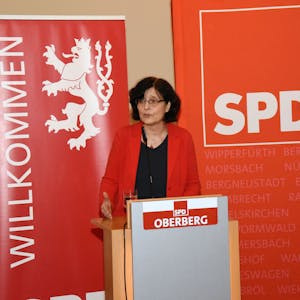 Eine Frau am Pult vor einem SPD-Transparent.