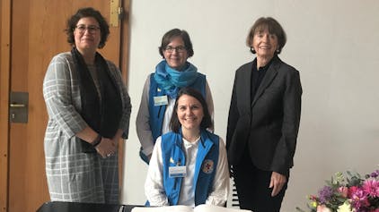Vier Frauen hinter einem Tisch, eine davon ist Oberbürgermeisterin Henriette Reker. Auf dem Tisch liegt das Gästebuch der Stadt Köln.